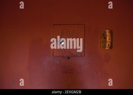 Bologne, Italie. 4 2021 mars : en passant sous la Porta Govese ou Torresotto dei Piella, vous atteignez la célèbre Finestrella sur la Canale delle Moline et le pont sur le canal, tous deux donnant sur. Ce coin de la ville est connu sous le nom de « petite Venise ». En regardant entre les bâtiments, vous pouvez voir l'un des quelques étendues d'eau qui coulent entre le début du XXe siècle et la période d'après-guerre n'était pas couvert d'asphalte. Le canal de Moline est la continuation du canal de Reno. Crédit : Pacific Press Media production Corp./Alay Live News Banque D'Images