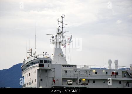 BATUMI, GÉORGIE - 17 juillet 2020 : BATUMI, GÉORGIE - 08 JUILLET 2020 - Port de Batumi, bateaux dans le port. Bateaux colorés dans la mer Noire. Banque D'Images