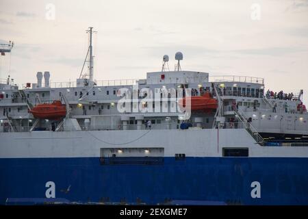 BATUMI, GÉORGIE - 17 juillet 2020 : BATUMI, GÉORGIE - 08 JUILLET 2020 - Port de Batumi, bateaux dans le port. Bateaux colorés dans la mer Noire. Banque D'Images