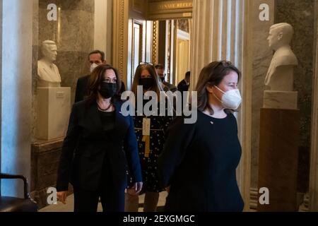 Le vice-président des États-Unis, Kamala Harris, quitte la salle du Sénat après un vote au Capitole des États-Unis à Washington, DC, le jeudi 4 mars 2021. Crédit : Rod Lamkey/CNP/MediaPunch Banque D'Images