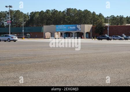 Augusta, GA USA 03 04 21: Covid-19 Vaccine Clinic et parking voitures garées Banque D'Images