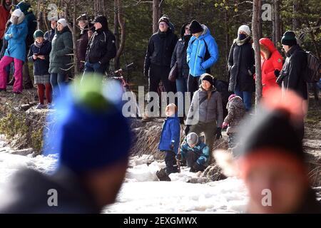 Carnikava, Lettonie. 4 mars 2021. Les locaux observent les membres des forces armées lettones qui se préparent à faire exploser une énorme congestion de glace dans la rivière Gauja, près de la municipalité centrale lettone de Carnikava, en Lettonie, le 4 mars 2021. Jeudi, les forces armées lettones ont explosé une énorme congestion de glace dans la rivière Gauja qui avait menacé de causer des inondations importantes dans la région. Crédit: Edijs Palens/Xinhua/Alamy Live News Banque D'Images