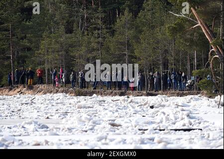 Carnikava, Lettonie. 4 mars 2021. Les locaux observent les membres des forces armées lettones qui se préparent à faire exploser une énorme congestion de glace dans la rivière Gauja, près de la municipalité centrale lettone de Carnikava, en Lettonie, le 4 mars 2021. Jeudi, les forces armées lettones ont explosé une énorme congestion de glace dans la rivière Gauja qui avait menacé de causer des inondations importantes dans la région. Crédit: Edijs Palens/Xinhua/Alamy Live News Banque D'Images