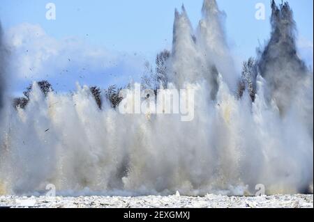 Carnikava, Lettonie. 4 mars 2021. Le 4 mars 2021, une énorme engorgement de glace s'est emparée dans la rivière Gauja, près de la municipalité centrale lettone de Carnikava, en Lettonie. Jeudi, les forces armées lettones ont explosé une énorme congestion de glace dans la rivière Gauja qui avait menacé de causer des inondations importantes dans la région. Crédit: Edijs Palens/Xinhua/Alamy Live News Banque D'Images