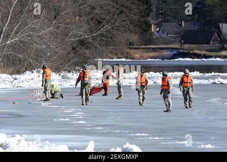 Carnikava, Lettonie. 4 mars 2021. Les membres des forces armées lettones se préparent à faire exploser une énorme congestion de glace dans la rivière Gauja près de la municipalité centrale lettone de Carnikava, en Lettonie, le 4 mars 2021. Jeudi, les forces armées lettones ont explosé une énorme congestion de glace dans la rivière Gauja qui avait menacé de causer des inondations importantes dans la région. Crédit: Edijs Palens/Xinhua/Alamy Live News Banque D'Images