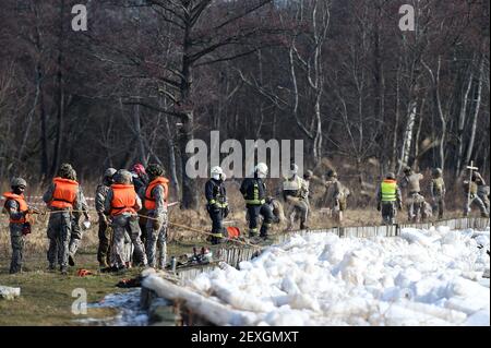 Carnikava, Lettonie. 4 mars 2021. Les membres des forces armées lettones se préparent à faire exploser une énorme congestion de glace dans la rivière Gauja près de la municipalité centrale lettone de Carnikava, en Lettonie, le 4 mars 2021. Jeudi, les forces armées lettones ont explosé une énorme congestion de glace dans la rivière Gauja qui avait menacé de causer des inondations importantes dans la région. Crédit: Edijs Palens/Xinhua/Alamy Live News Banque D'Images