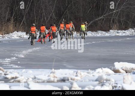 Carnikava, Lettonie. 4 mars 2021. Les membres des forces armées lettones se préparent à faire exploser une énorme congestion de glace dans la rivière Gauja près de la municipalité centrale lettone de Carnikava, en Lettonie, le 4 mars 2021. Jeudi, les forces armées lettones ont explosé une énorme congestion de glace dans la rivière Gauja qui avait menacé de causer des inondations importantes dans la région. Crédit: Edijs Palens/Xinhua/Alamy Live News Banque D'Images