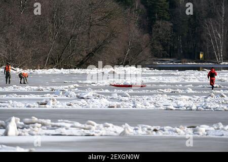 Carnikava, Lettonie. 4 mars 2021. Les membres des forces armées lettones se préparent à faire exploser une énorme congestion de glace dans la rivière Gauja près de la municipalité centrale lettone de Carnikava, en Lettonie, le 4 mars 2021. Jeudi, les forces armées lettones ont explosé une énorme congestion de glace dans la rivière Gauja qui avait menacé de causer des inondations importantes dans la région. Crédit: Edijs Palens/Xinhua/Alamy Live News Banque D'Images