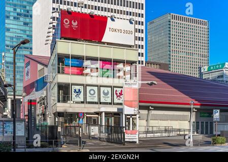 tokyo, japon - mars 02 2021: Tokyo Sports Square bâtiment orné d'affiches et de fanions des logos et mascottes des jeux olympiques pour la promotion de la Tokyo 202 Banque D'Images