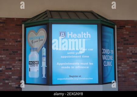 Augusta, GA USA 03 04 21: Covid-19 affiche de près de la clinique du vaccin Banque D'Images