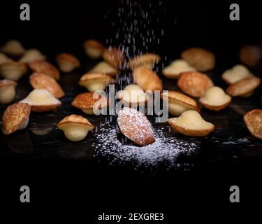 Mini-biscuits Madeleine sur marbre noir Banque D'Images