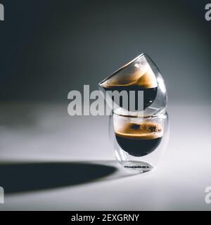 Deux tasses de café expresso sur fond sombre Banque D'Images