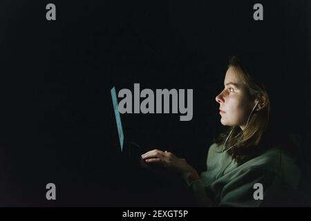 femme travaillant sur un ordinateur portable la nuit Banque D'Images