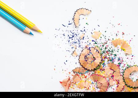 Des copeaux de crayons de couleur et des crayons sur fond blanc Banque D'Images