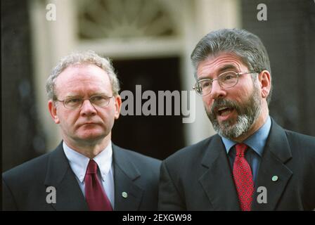 Martin McGuinness et Gerry Adams au 10 Downing Street, Londres. Photo John Voos 9 octobre 2001 Banque D'Images