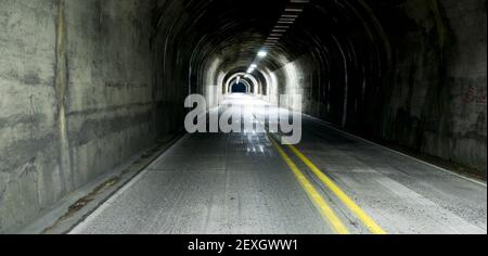 Two Lane Road tunnel Dark Night Highway Banque D'Images