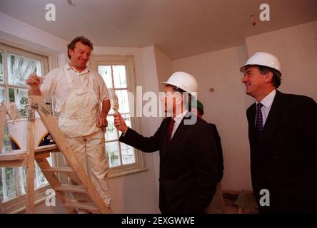 STEPHEN BYERS, SECRÉTAIRE D'ÉTAT AU COMMERCE ET À L'INDUSTRIE, VISITE UN CHANTIER DE CONSTRUCTION À L'OUEST DE LONDRES AVEC LE DR. KIM HOWELLS, MINISTRE DE LA CONSOMMATION, FAIT LA PROMOTION DU LIVRE BLANC QUI LÉGIFÈRE CONTRE LES COWBOYS OPPERATIONS. Banque D'Images