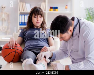 Le joueur de basket-ball féminin médecin de passage après une blessure Banque D'Images