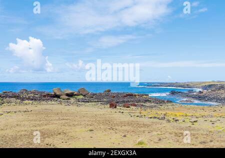 Moai renversés (statues) et pukao (nœuds hauts) à AHU Akahanga sur la côte sud rocheuse et sauvage de l'île de Pâques (Rapa Nui), au Chili Banque D'Images