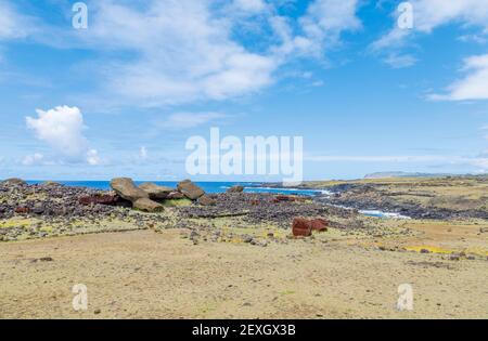 Moai renversés (statues) et pukao (nœuds hauts) à AHU Akahanga sur la côte sud rocheuse et sauvage de l'île de Pâques (Rapa Nui), au Chili Banque D'Images