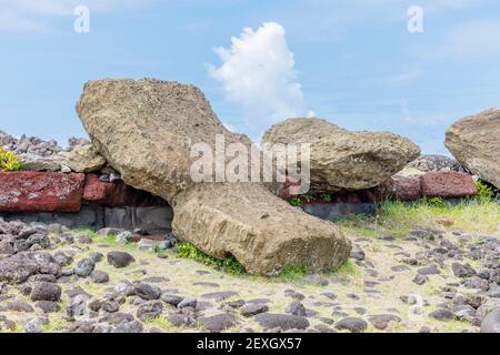 Moai renversés (statues) et pukao (nœuds hauts) à AHU Akahanga sur la côte sud rocheuse et sauvage de l'île de Pâques (Rapa Nui), au Chili Banque D'Images