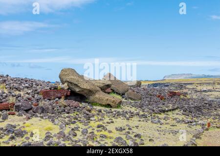 Moai renversés (statues) et pukao (nœuds hauts) à AHU Akahanga sur la côte sud rocheuse et sauvage de l'île de Pâques (Rapa Nui), au Chili Banque D'Images