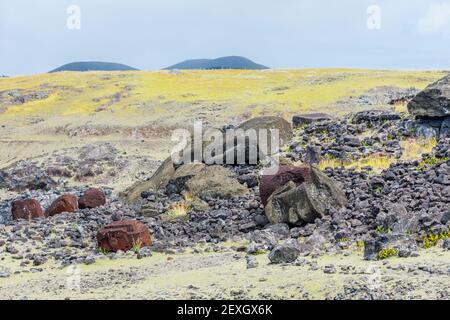 Moai renversés (statues) et pukao (nœuds hauts) à AHU Akahanga sur la côte sud rocheuse et sauvage de l'île de Pâques (Rapa Nui), au Chili Banque D'Images