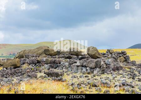 Moai renversés (statues) sur la plate-forme en ruines de l'AHU Akahanga sur la côte sud rocheuse et accidentée de l'île de Pâques (Rapa Nui) Banque D'Images