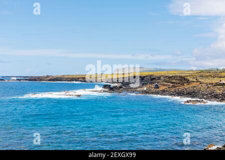 AHU (plate-forme) en cours de restauration sur le rivage et vue sur le littoral à AHU Akahanga sur la côte sud de l'île de Pâques (Rapa Nui), Chili Banque D'Images