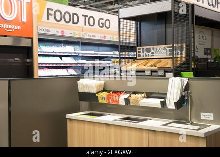 Des plats chauds à emporter chez Amazon Fresh Store, son premier magasin avec « Just Walk Out » à Ealing Londres, Royaume-Uni Banque D'Images