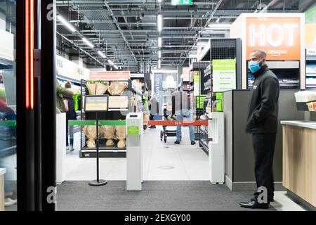 Le personnel à la porte de sortie d'Amazon Fresh, son premier magasin avec "juste sortir" à Ealing Londres, Royaume-Uni Banque D'Images