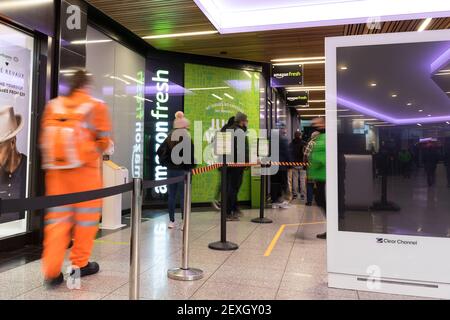 Les clients font la queue en dehors d'Amazon Fresh Store, son premier magasin avec « Just Walk Out » à Ealing Londres, Royaume-Uni Banque D'Images