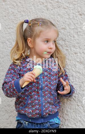 Petite fille mignonne avec de la crème glacée Banque D'Images