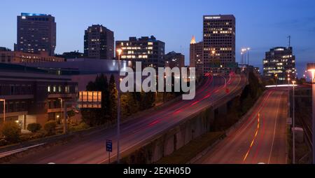 L'Interstate 705 Centre-ville Tacoma Washington Skyline ay crépuscule Banque D'Images