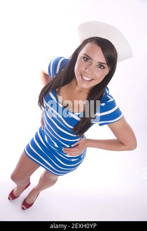 Jolie femme Brunette Smiles Sporting sa casquette de Sailor Banque D'Images