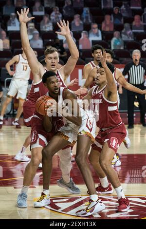 Southern California Trojans Forward Evan Mobley (4) est un double groupe Par le Cardinal de Stanford avant Spencer Jones (14) et avant Lukas Kisunas (32) du Banque D'Images