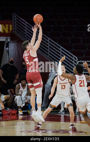 Le garde du Cardinal de Stanford Michael O'Connell (5) tourne au-dessus de la Californie du Sud des chevaux de Troie gardent Reese Waters (21) pendant un match de basket-ball masculin NCAA, nous Banque D'Images