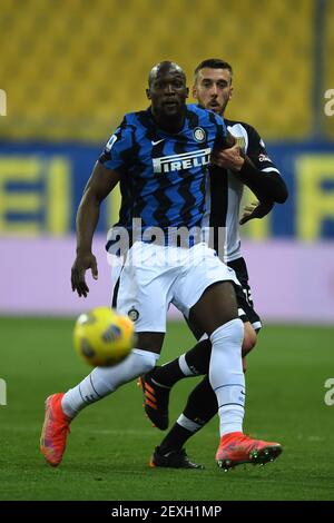 Romelu Lukaku (Inter)Mattia Bani (Parme) pendant le match italien 'érié UN match entre Parme 1-2 Inter au stade Ennio Tardini le 04 mars 2021 à Parme, Italie. Credit: Maurizio Borsari/AFLO/Alay Live News Banque D'Images