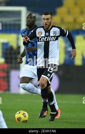 Mattia Bani (Parme)Romelu Lukaku (Inter) lors de l'italien 'erie UN match entre Parme 1-2 Inter au stade Ennio Tardini le 04 mars 2021 à Parme, Italie. Credit: Maurizio Borsari/AFLO/Alay Live News Banque D'Images