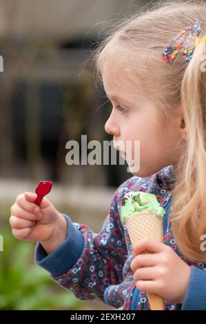 Cute little girl eating ice cream Banque D'Images