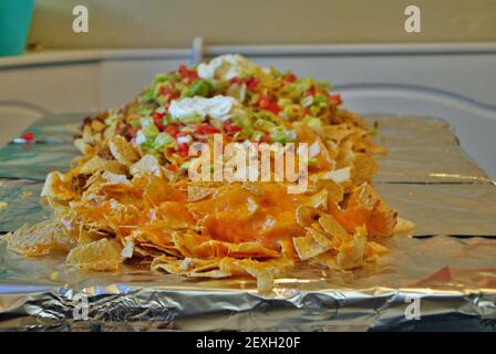 Table de cuisine Nacho table enveloppée de papier aluminium et couverte avec nachos Banque D'Images