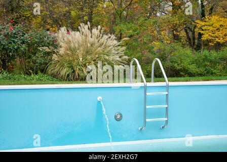 piscine arrière avec échelle vidée fermée pour hiver Banque D'Images