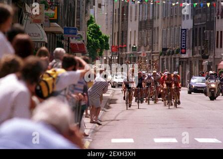 Les spectateurs regardent les cyclistes qui participent au Tour de France 1998 course cycliste Banque D'Images