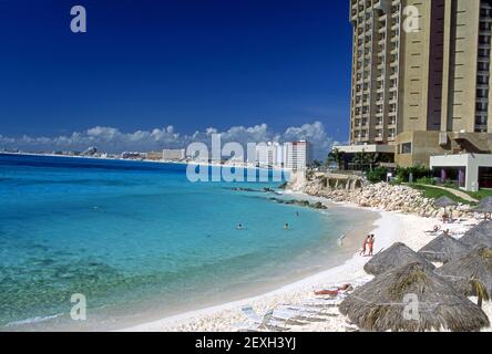 Plages et hôtels le long de la côte à Cancun, Mexique Banque D'Images