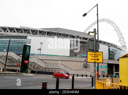 Londres, Royaume-Uni. 4 mars 2021. La photo prise le 4 mars 2021 montre un panneau pour un centre de vaccination NHS COVID-19 à Londres, en Grande-Bretagne. Les futurs vaccins qui ont été modifiés pour traiter de nouvelles variantes du coronavirus feront l'objet d'un suivi rapide pour l'autorisation, a annoncé jeudi le régulateur britannique des médicaments et des soins de santé. Credit: Han Yan/Xinhua/Alay Live News Banque D'Images