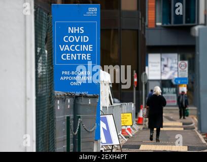 Londres, Royaume-Uni. 4 mars 2021. Photo prise le 4 mars 2021 montre un centre de vaccination NHS COVID-19 à Londres, en Grande-Bretagne. Les futurs vaccins qui ont été modifiés pour traiter de nouvelles variantes du coronavirus feront l'objet d'un suivi rapide pour l'autorisation, a annoncé jeudi le régulateur britannique des médicaments et des soins de santé. Credit: Han Yan/Xinhua/Alay Live News Banque D'Images