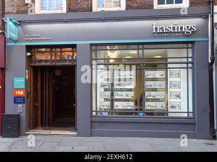 Londres, Royaume-Uni. 26 février 2021. Agence immobilière de Hasting International vue dans le centre de Londres.Hastings International est une équipe d'experts immobiliers spécialisés dans la vente et la vente de propriétés et de nouvelles maisons dans les quartiers de South Bank & City à Londres. Crédit : SOPA Images Limited/Alamy Live News Banque D'Images