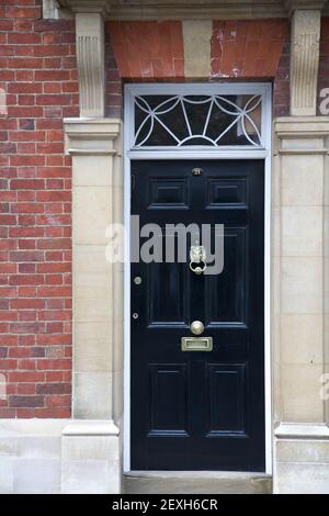 Grande porte en bois noir faisant partie d'une maison Banque D'Images