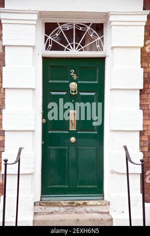 Grande porte en bois vert partie d'une maison Banque D'Images