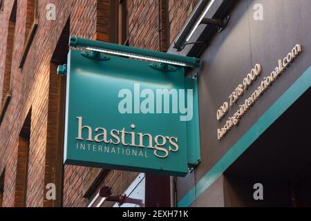 Londres, Royaume-Uni. 26 février 2021. Le logo de l'agent immobilier Hasting International est visible dans l'une de ses succursales.Hastings International est une équipe d'experts spécialisés dans la vente et le lettrage de propriétés et de nouvelles maisons dans les quartiers de South Bank & City à Londres. Credit: Petra Figueroa/SOPA Images/ZUMA Wire/Alay Live News Banque D'Images